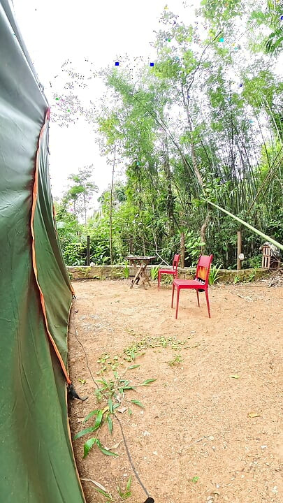 Extraños teniendo sexo en un camping público.