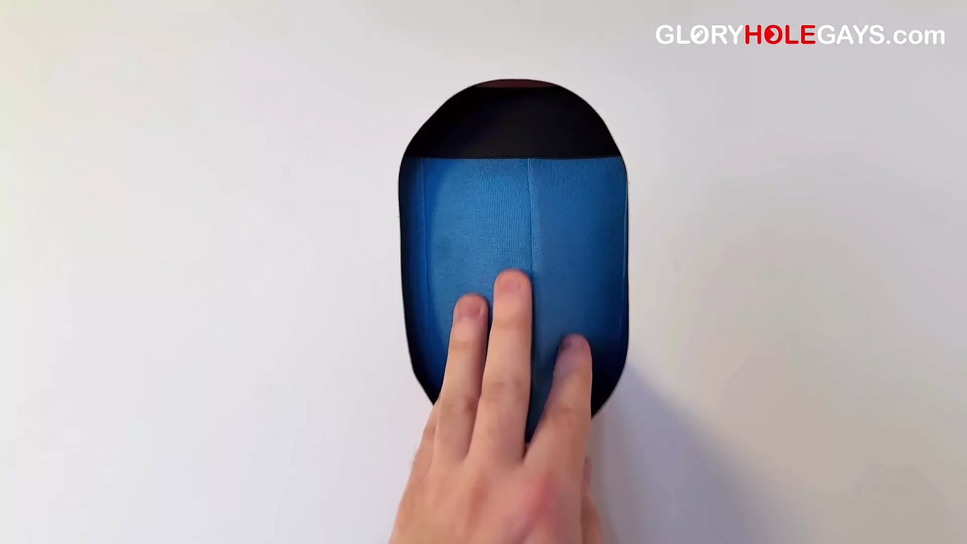 Strejt momak sa XL kurcem se ušunja u gloryhole - dok njegova žena čeka u autu