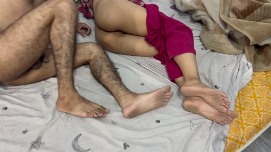 İç mekanda güzel bir akşam iki Hintli yetişkin için unutulmaz bir deneyime dönüşüyor (18+)