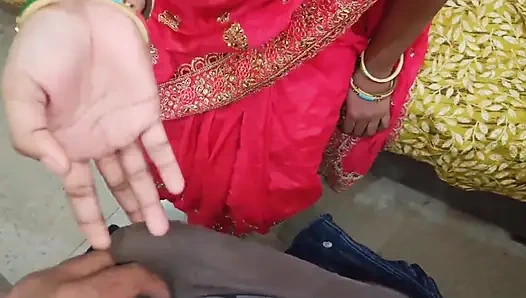 20-летняя горячая жена изменяет мужу и получает трах деревенского наездного паренька, а мужа поймали после секса она была недавно замужней горячей женой