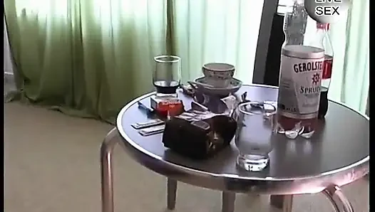 Olgun fahişe amcığı parmaklanıp sikilmeden önce külotlu çorapını yırtıyor