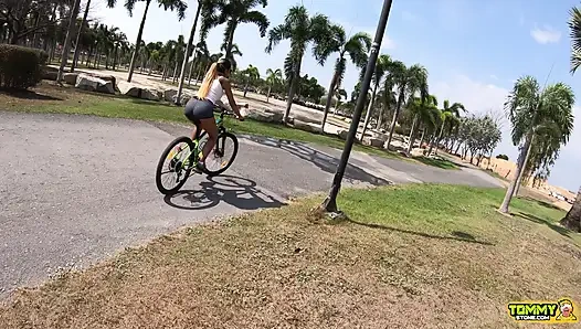 Asyalı genç kız mükemmel göt sert sikişiyor