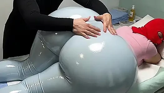 "Intensive erotische Massage auf Mega dicker Arsch in glänzenden lichtblauen leggings &kleinem tanga 5 Minuten"