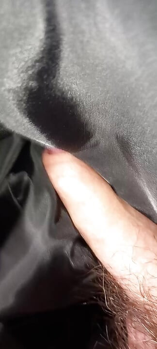 Ejakulerer på fôret på den svarte skinnfrakken hennes