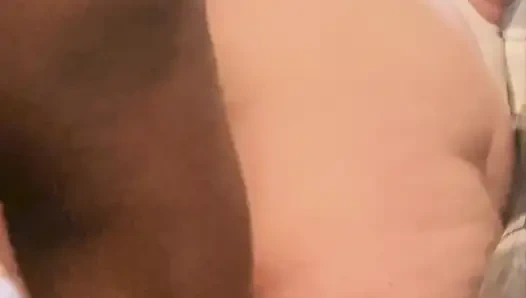 Adik tiri kulit hitam besar suka banget sama wanita semok ini dikasih hadiah natal untuknya