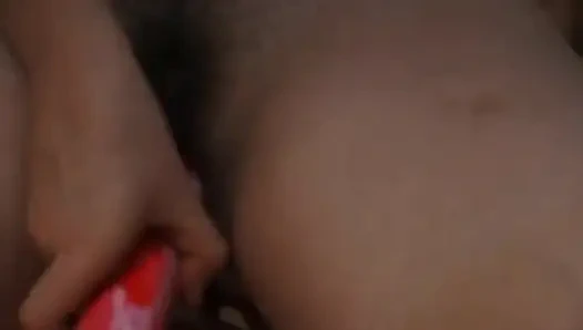 Büyük memeli sarışın kıllı amcığını oynuyor