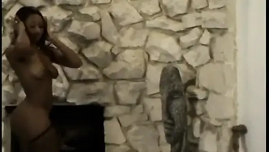 Zenci hatunların bts sahnesi poz yapmayı, konuşmayı ve sapık lezbiyen şeyleri seviyor - kamera arkası