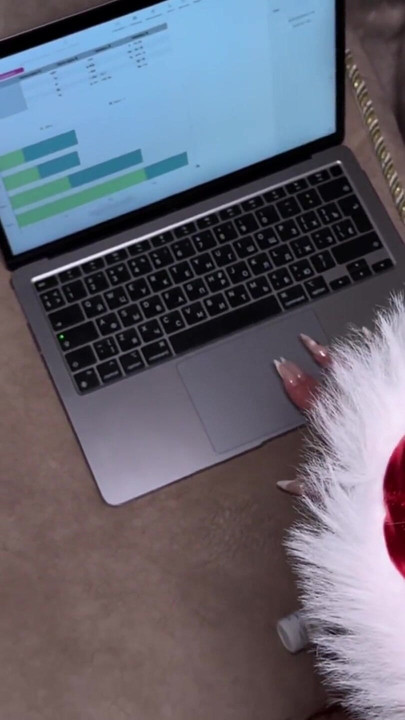 Η μητριά κάθεται κατά λάθος στον πούτσο και κάνει το θετό γιο να χύσει μέσα στο μουνί | Κλιπ 1