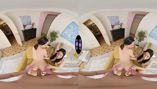 Возбужденные шлюшки Roxy и Amelia благодаря ему двойной минет - TeenMegaWorld