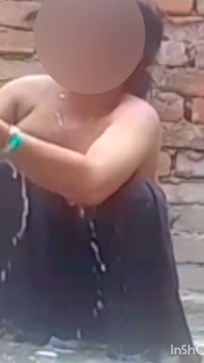Hot desi girl has gone to take bath after doing housework, neighbor's house neighbor ne haat | Clip 1