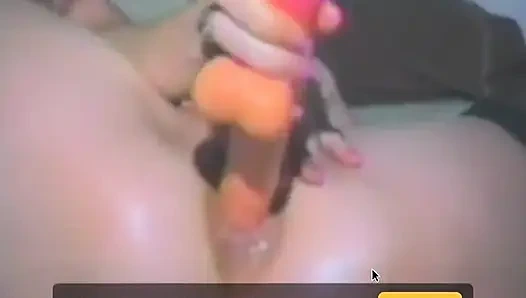 Eine blondine in strümpfen wichst mit zwei dildos