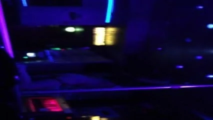 Jazmin si alzò ballando