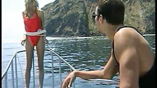 Stallone dotato ottiene la testa su una barca da una bionda sexy, poi la scopa