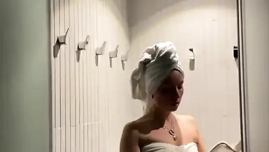 Pulang dari ruang ganti dan mandi bareng, aku bawa kamu ke ruangan sauna