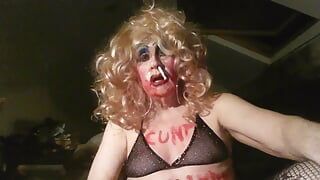 Trans amante della sborra, tgurl, sissy Sarah Millward, brama cazzo, si masturba, fuma, usa la bocca e il naso come posacenere