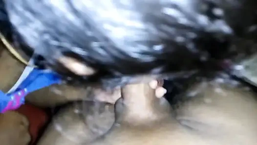 Hintli büyük yarak döl yutuyor ve kendini öğürüyor