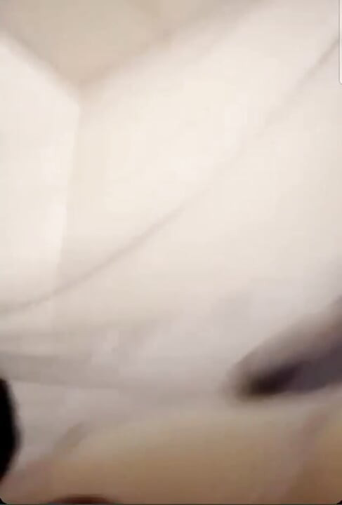 mörkhyad kåt tjej onanerar med sin BF på videosamtal, hon sprutar