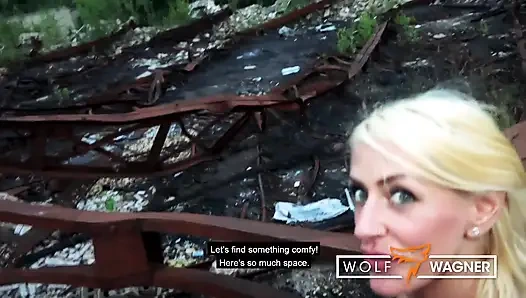 Tante seksi jerman yang super bejat dientot habis-habisan di luar ruangan