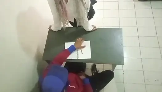 Ürpertici ve gerçek bir kız öğrenci sınıfın ortasında matematik öğretmeniyle götünü sikiyor