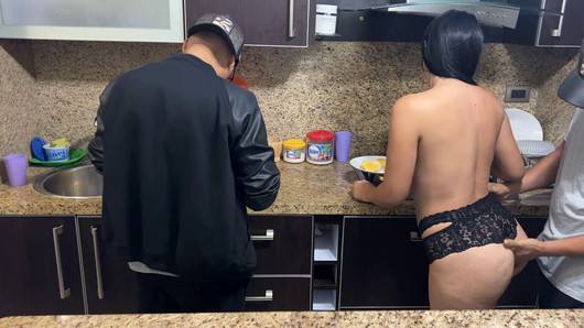 Pareja de Casados Cocinando Para el Jefe Pero la Esposa Debe Pagar la Deuda Siendo la Puta del Jefe