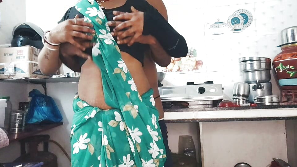 Bhabhi green saree mein cudai Apne Dewar ke sath kichen mein