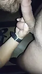 Een totale vreemde zuigt aan mijn lul in een homoclub