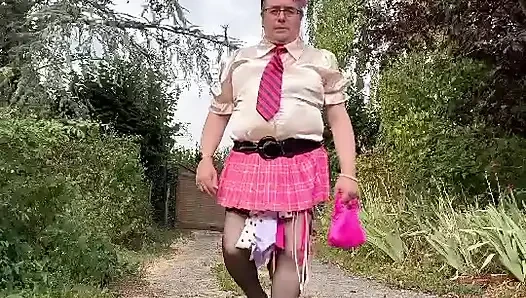 Dışarıda bir gece için pembe ekose mini etekle giyinmiş