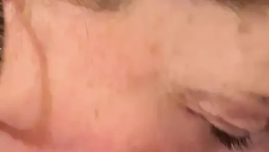 Зрелая жена глупо сосет член