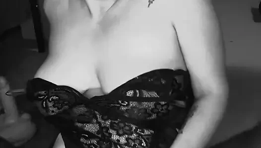 MILF benutzt vibrator an muschi