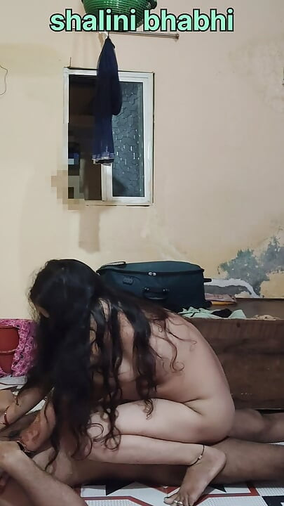 Shalini bhabhi ne padosi ko bulakar apni chut ki chatni chati