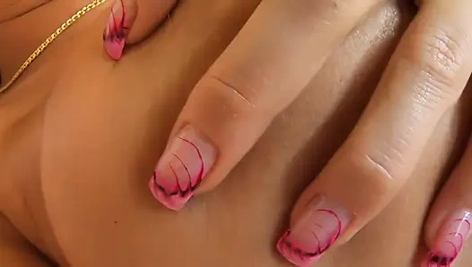 Genç kız sıkı amıyla dildoyla oynuyor