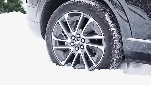 Tolong, mobilku terjebak di salju.