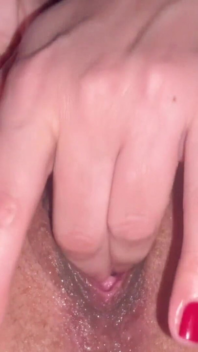 Il mio buco, catturato in primo piano, si bagna a partire dallo sgrillettamento del mio clitoride. | Clip 1