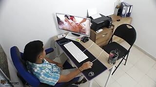 Chefe fode seu funcionário em seu escritório e é descoberto por seu outro funcionário - pornô em espanhol