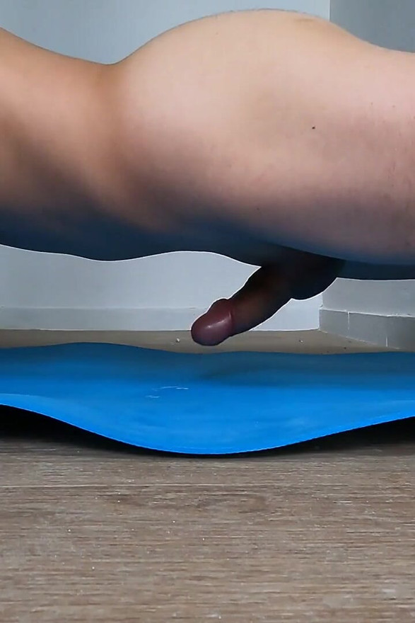 Estoy atrapado en mi estera con mi precum pegajoso
