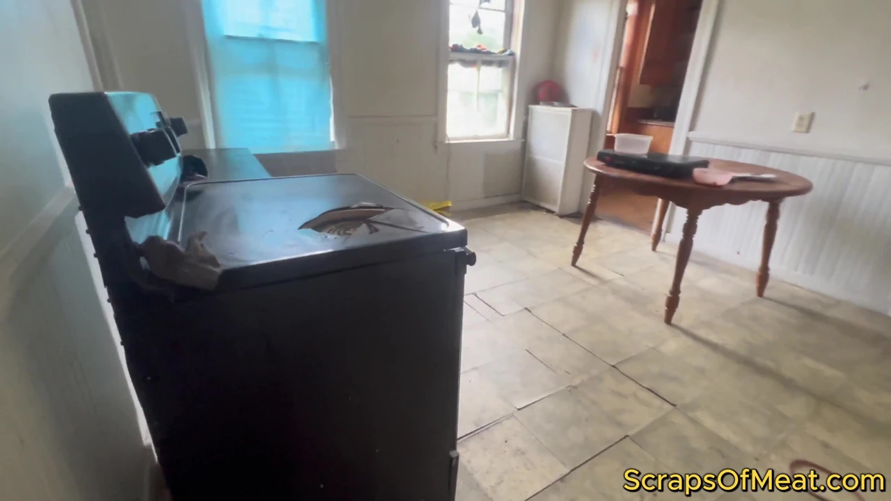 Yüksek hayatı yaşayan çömelmiş kadın harap olmuş trap ev dairesini geziyor!