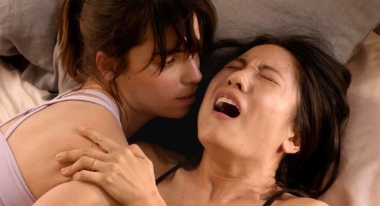 Constance wu e angela trimbur in scena lesbica su scandalplanet