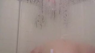 Esposa brincando com ela mesma no chuveiro