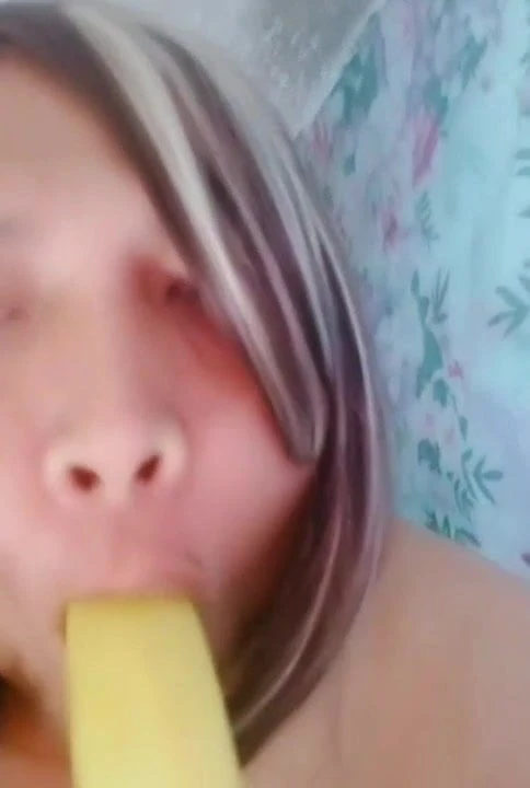 Im sucking banana while teasing daddy