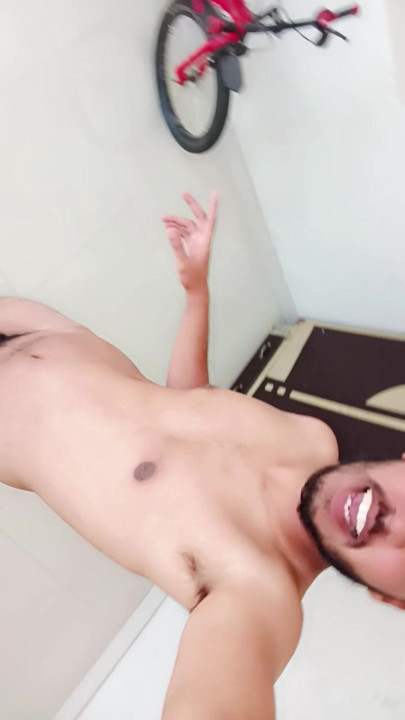 Besharm Mard ne ghar per kapde utaare.