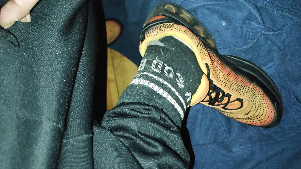 Dirtyjunkbro Doesn't Want to Go to the Toilet. Better on the Sports Shoes.