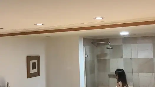 Грязное соблазняние перед зеркалом, ты наблюдала, пока я не вошла в душ