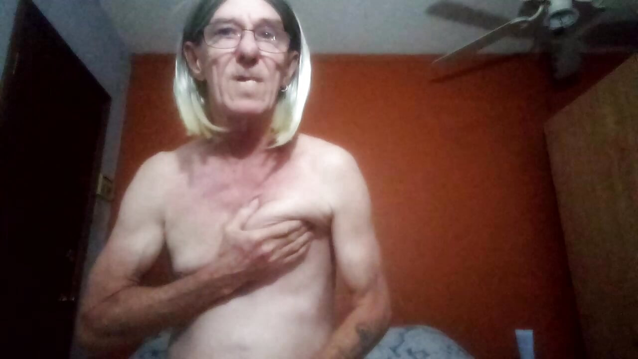 brincando com meu vibrador chupando e fodendo