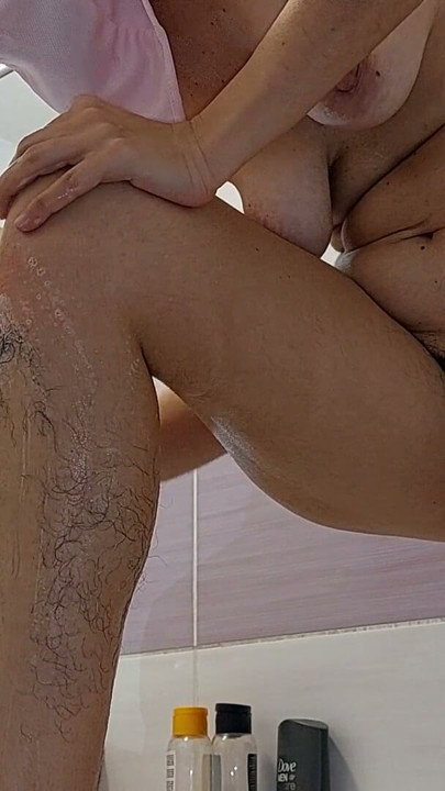 Sexig brunett som försöker kläder i passningsrummet. Jag tittar på en hårig mamma, hårig fitta, stora tuttar, stor röv | Klippa 2