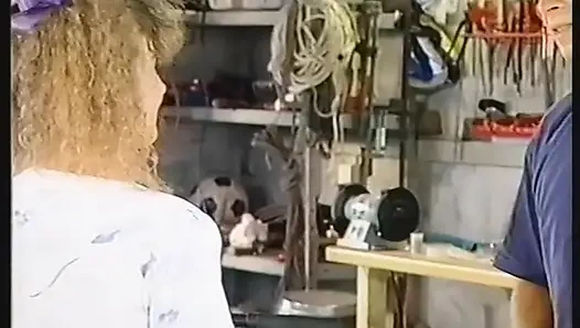 Кудрявая юная блондинка делает минет и трахается в ее тугую задницу