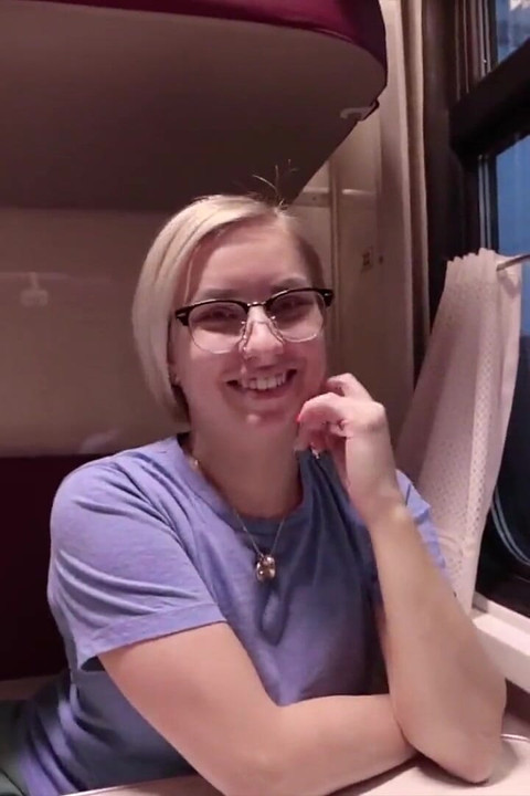 기차에서 핫한 창녀를 만나 대물 자지로 그녀를 존나게 따먹어