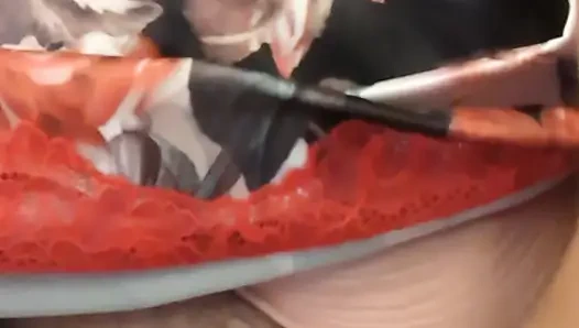 Sandalyede külotumu işiyorum