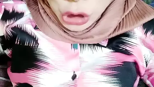 Une trans indonésienne en hijab jouit et mange-le