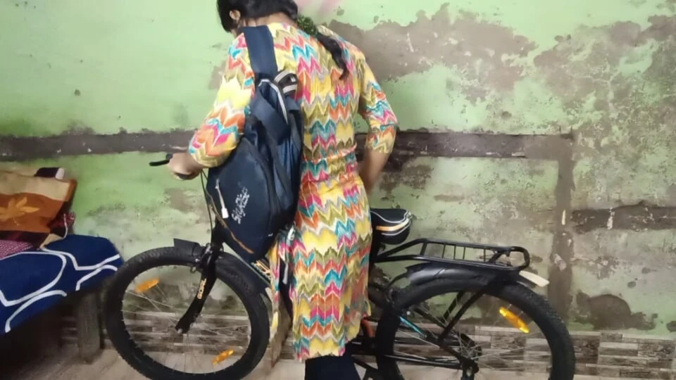 Selepas pulang dari kolej, awek desi itu keras oleh teman lelakinya.