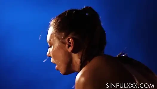 Sinfulxxx tarafından süper ıslak yağlanmış seks
